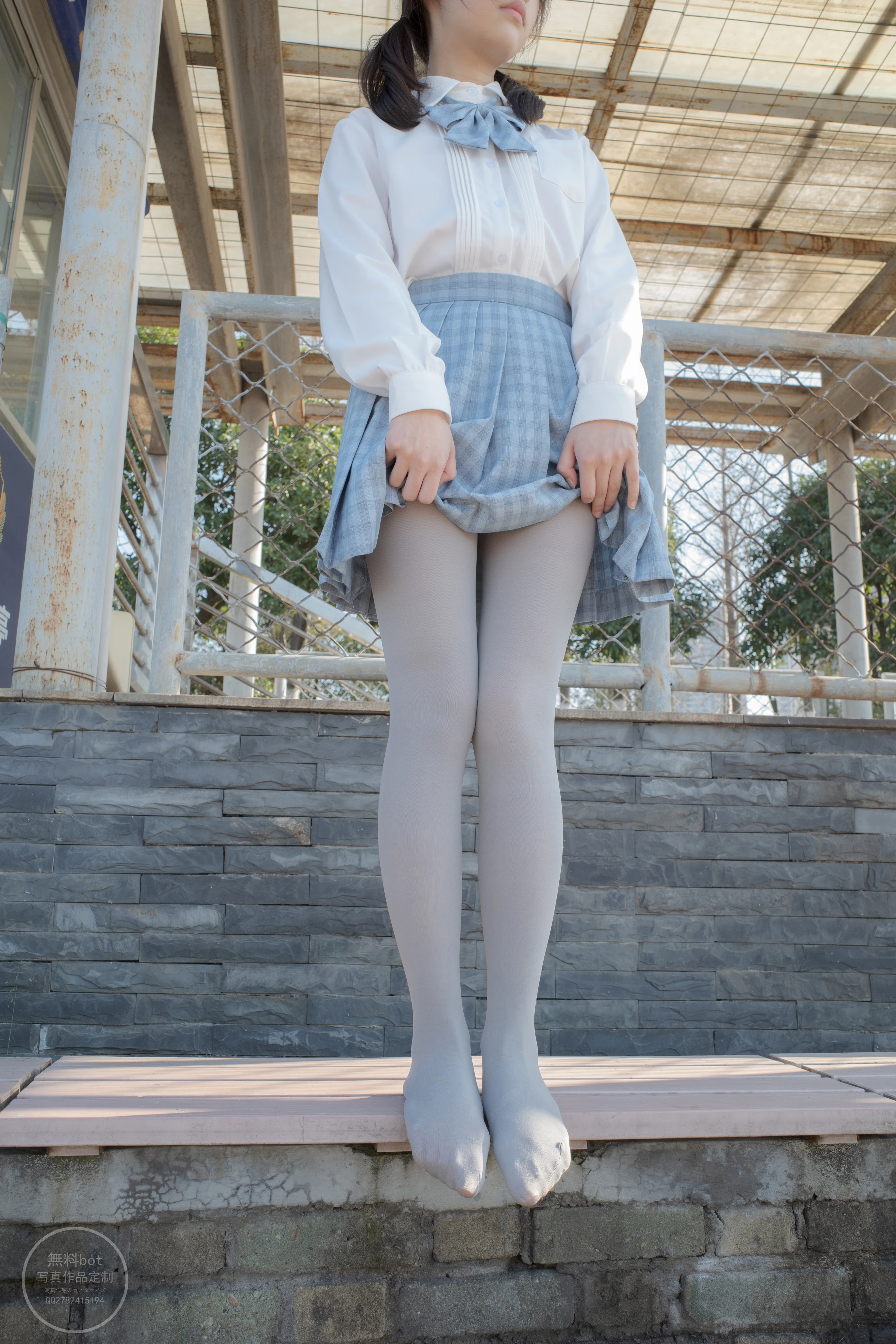 森萝财团 有料 NO.030 小香 户外公园里的JK制服灰丝美腿 [100P]插图3
